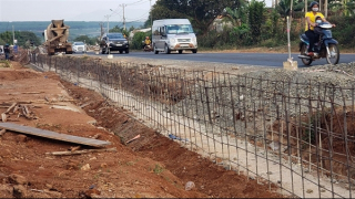 Nguy cơ mất an toàn giao thông tại dự án thi công Quốc lộ 19