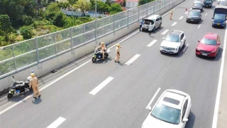 CSGT tuần tra Vành đai 3 trên cao hỗ trợ nhiều ô tô gặp sự cố