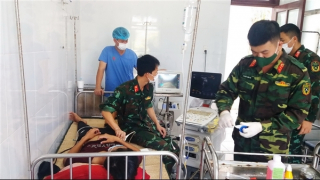 Bệnh xá đảo Song Tử Tây kịp thời cấp cứu ngư dân bị tai nạn lao động