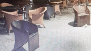 Đang uống cà phê, bất ngờ bị dính đạn