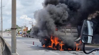 Xe ben cháy dữ dội, tài xế kịp thoát hiểm