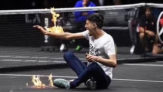 Màn "nổi lửa" kinh dị trước trận đấu cuối cùng của Roger Federer