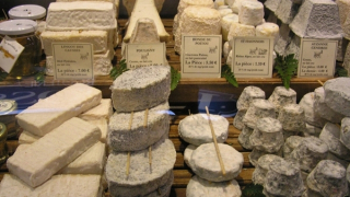 Thu hồi sản phẩm pho mát nhập khẩu từ Pháp nghi có dị vật