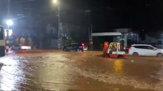 Quốc lộ 20 ngập sâu, cuốn trôi người và phương tiện