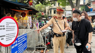 CSGT phát tờ rơi song ngữ tuyên truyền an toàn trên “Phố Cafe đường tàu”