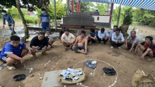 Triệt xóa sới bạc, tạm giữ gần 200 triệu đồng