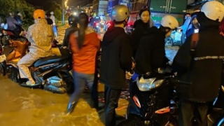 Mải miết tìm người bị nước cuốn trôi, không ngờ nạn nhân... đang ở nhà