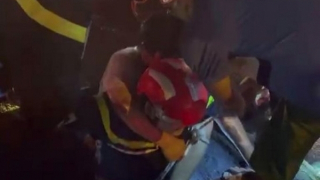 Giải cứu người đàn ông rớt xuống cống sâu trong đêm mưa