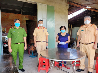 Công an tỉnh Tây Ninh hỗ trợ gia đình phụ nữ nghèo có nhiều người bị khuyết tật