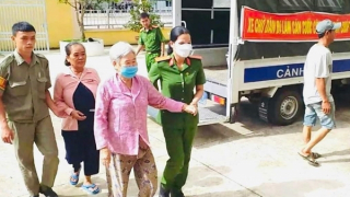 Vượt núi rừng làm thủ tục cấp căn cước cho đồng bào