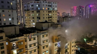 Hà Nội: Chung cư bùng cháy, người dân tháo chạy trong đêm