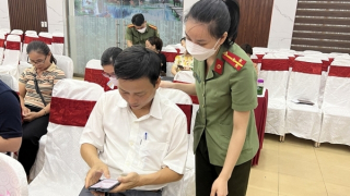 Làm thủ tục cấp hộ chiếu bằng… điện thoại