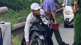 Người đàn ông tử vong trong tư thế ngồi trên xe máy