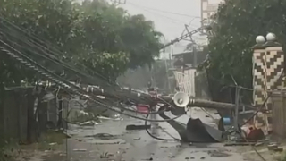 Mới chớm bão, thị trấn biển Cửa Việt tan hoang, 4 người bị thương