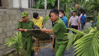 Công an đưa nhiều người tàn tật đi tránh bão