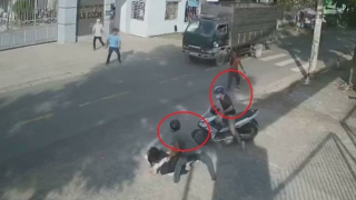 Vây bắt 2 tên cướp điện thoại của nữ sinh trước cổng trường