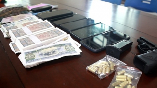 Quán karaoke xây "chuồng cọp" có camera và súng ngắn để... đánh bạc