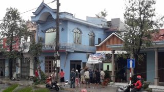 Hàng trăm nhà dân ở Huế tốc mái, 5 người bị thương