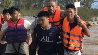 Cảnh sát PCCC kịp cứu sống cụ ông bị lũ cuốn trôi