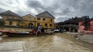 Khách Tây háo hức tham quan phố cổ Hội An ngày mưa lũ như Venice