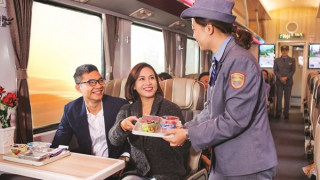 Bán vé tháng, vé hành lý điện tử cho khách đi tàu hỏa