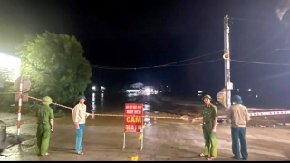 Lũ tràn QL1A, cấm lưu thông qua đoạn qua cầu Rong, Hà Tĩnh