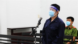 Chém gục tổ trưởng vì... chậm tiền lương