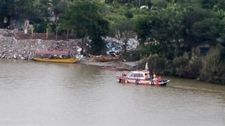 Nam thanh niên bất ngờ nhảy cầu Nhật Tân xuống sông Hồng