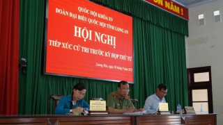 Đồng chí Lê Tấn Tới tiếp xúc cử tri ở Long An