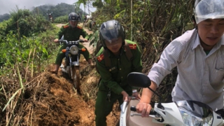 Chông chênh đường về bản cấp căn cước công dân