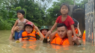 Trắng đêm giúp dân chạy lũ