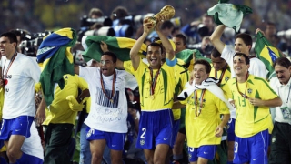 Cổ động viên Brazil quay lưng với sắc áo vàng