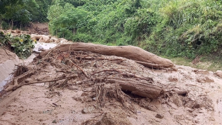 Sạt lở trên tuyến đường độc đạo, khoảng 6.000 người bị cô lập