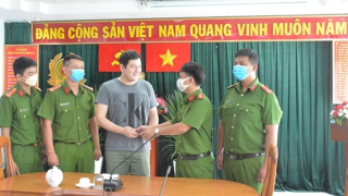 Trao trả tài sản bị cướp giật cho du khách nước ngoài