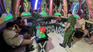 Hàng chục nam nữ sử dụng ma túy trong quán karaoke