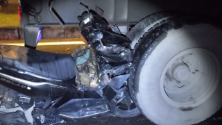 Xe máy lao vào đuôi xe đầu kéo đang dừng đèn đỏ, 2 người thương vong