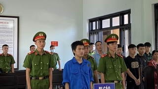 Vừa mở lời can ngăn thì bị chém gục