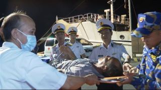 Tàu Trường Sa 18 đưa ngư dân lâm nạn về đất liền an toàn