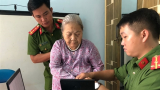 Những chuyến xe nghĩa tình hỗ trợ người già đi làm căn cước