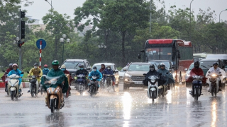 Hà Nội hửng nắng, mưa giông kéo dài khắp miền Trung đến Nam Bộ