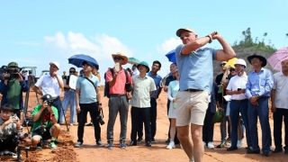 Cú swing đầu tiên huyền thoại Greg Norman tại sân golf Văn Lang Empire