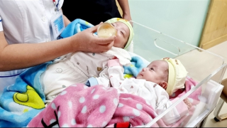 Kì diệu nuôi dưỡng thành công cặp song sinh chỉ nặng 500g/bé