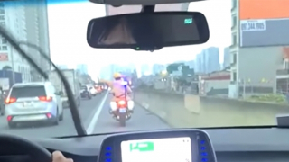 Hình ảnh đẹp về 2 CSGT dẫn đường đưa người đi cấp cứu