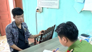 Dùng dao khống chế nam sinh lớp 11 để cướp xe máy