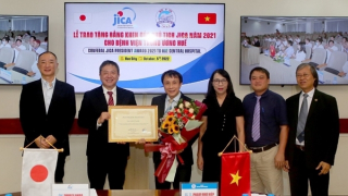 Chủ tịch JICA tặng bằng khen Bệnh viện Trung ương Huế