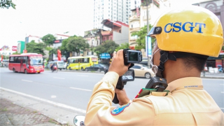 CSGT “dẹp loạn” xe khách nơi cửa ngõ phía Nam Thủ đô