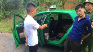 Kề dao cướp tiền, bị tài xế taxi nhốt trong xe