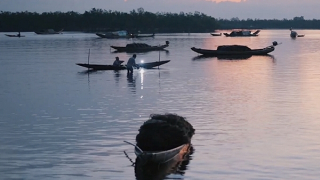 Chợ nổi trước bình minh trên phá Tam Giang