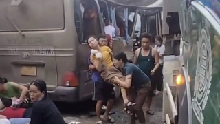 Xe chở công nhân va chạm với xe đầu kéo, 20 người nhập viện