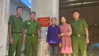 Công an xã cùng nhà hảo tâm giúp gia đình nghèo xây nhà mới